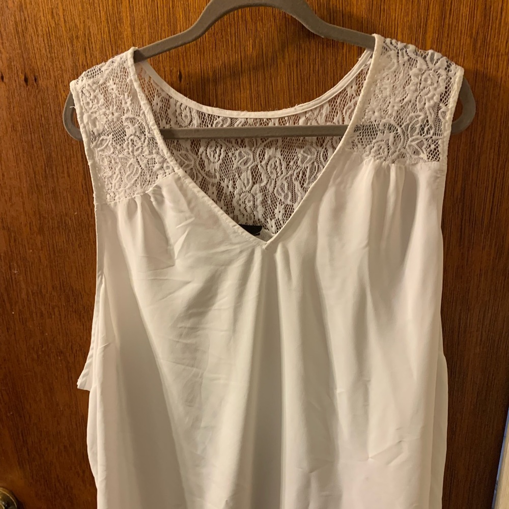 White lace back/shoulders georgette tank top